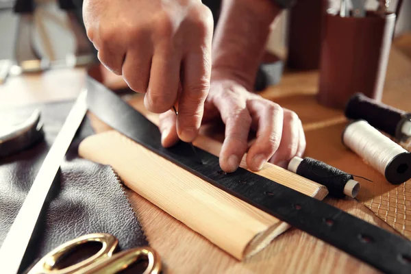 Hombre Haciendo Agujeros Cinturón Cuero Con Puntada Awl Mesa Primer — Foto de Stock