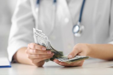 Klinikte rüşvet alan bir doktor, yakın plan. Bozuk ilaç.