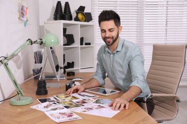 Ofiste çalışan profesyonel fotoğrafçı.