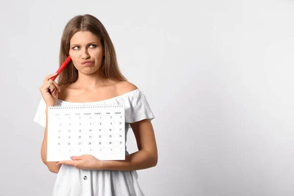 Pensiv Ung Kvinna Som Håller Kalender Med Markerade Menstruationscykel Dagar — Stockfoto