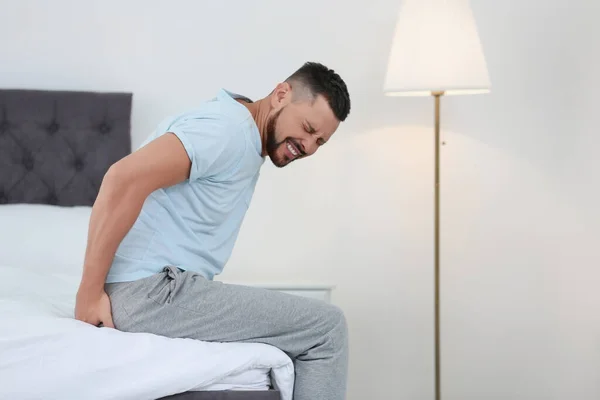 Mann Leidet Hämorrhoiden Heimischen Bett — Stockfoto