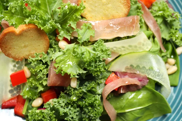 Assiette Avec Délicieuse Salade Aux Feuilles Chou Frisé Gros Plan — Photo