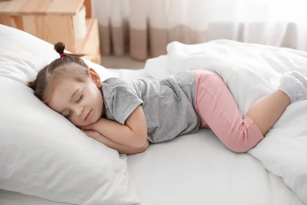 可爱的小女孩睡在家里 睡觉时间安排 — 图库照片