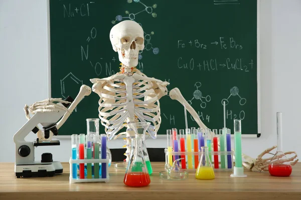 Skelett Und Verschiedene Chemiegläser Klassenzimmer — Stockfoto