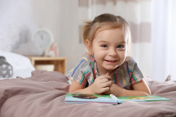 Χαριτωμένο Κοριτσάκι Βιβλίο Στο Κρεβάτι Στο Σπίτι — Φωτογραφία Αρχείου