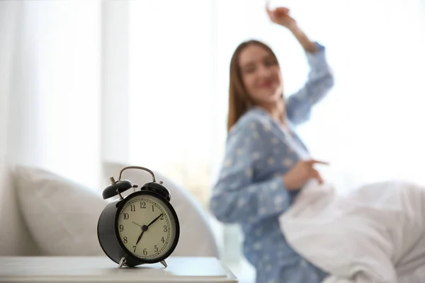 Jovem Mulher Alongando Casa Manhã Foco Despertador — Fotografia de Stock