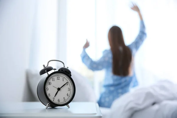 Jovem Mulher Alongando Casa Manhã Foco Despertador — Fotografia de Stock