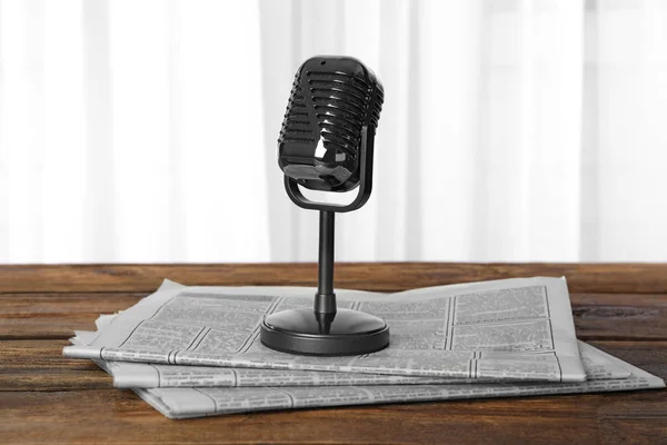 Zeitungen Und Vintage Mikrofon Auf Holztisch Journalistische Arbeit — Stockfoto