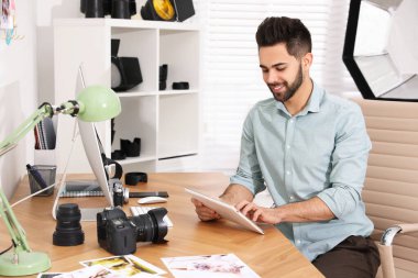 Ofiste çalışan profesyonel fotoğrafçı.