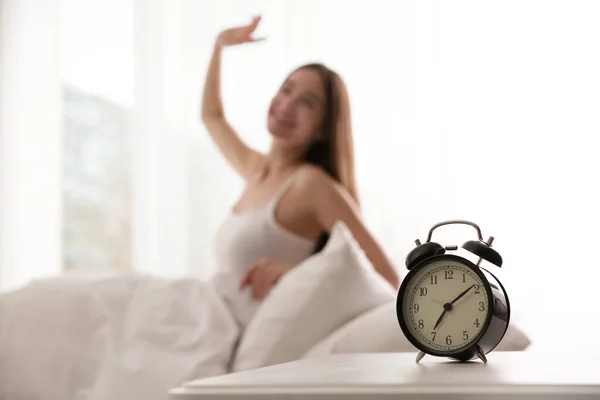 Jovem Mulher Alongando Casa Manhã Foco Despertador — Fotografia de Stock