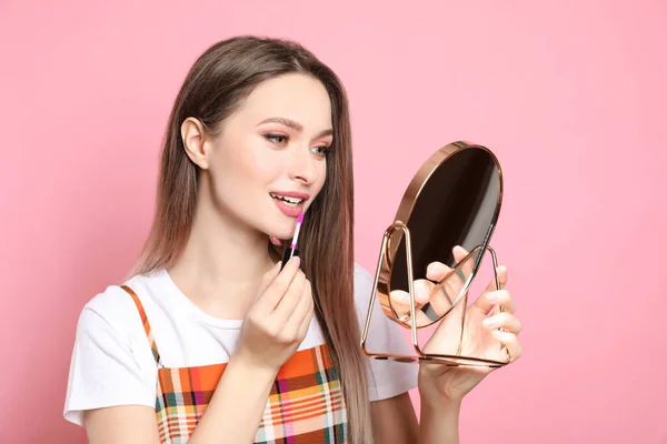 Beauty Blogger Applying Lipgloss Pink Background — Stock Photo, Image