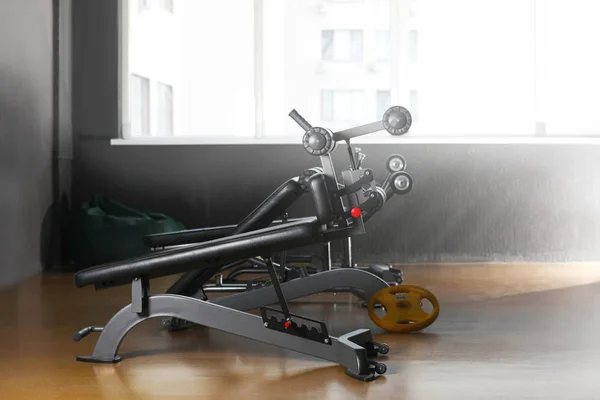 健身房的长椅 现代体育装备 — 图库照片