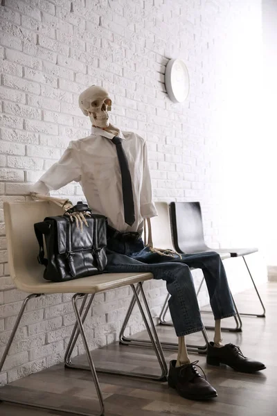 Esqueleto Humano Escritório Desgaste Sentado Cadeira Perto Parede Tijolo Dentro — Fotografia de Stock