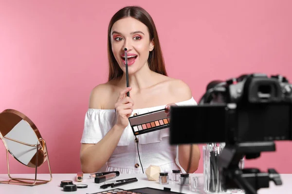 Beauty Blogger Recording Makeup Tutorial Pink Background — Stock Photo, Image