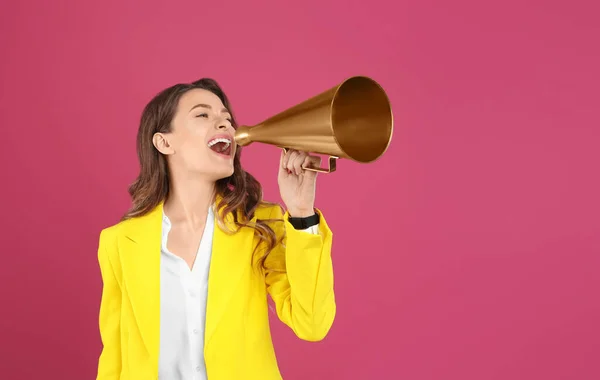 Mujer Joven Con Megáfono Sobre Fondo Rosa — Foto de Stock