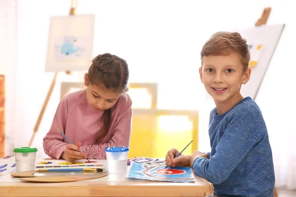 Schattige Kleine Kinderen Schilderen Aan Tafel Kamer — Stockfoto