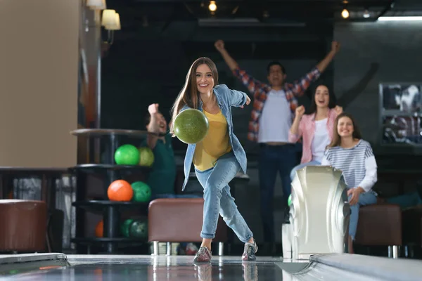 Jonge Vrouw Gooien Bal Tijd Doorbrengen Met Vrienden Bowling Club — Stockfoto