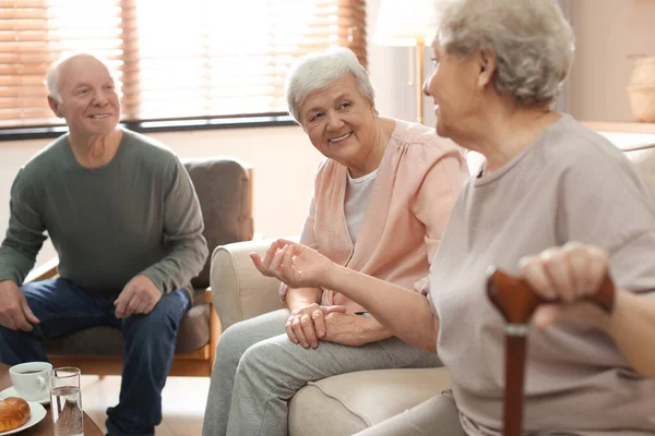 Ältere Menschen Verbringen Zeit Altenhospiz Altenpflege — Stockfoto