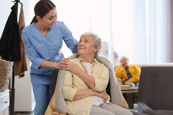 Nurse Taking Care Elderly Woman Geriatric Hospice — Stock Photo, Image