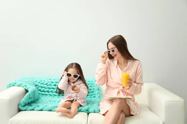 Mother Daughter Bathrobes Sitting Sofa — 스톡 사진