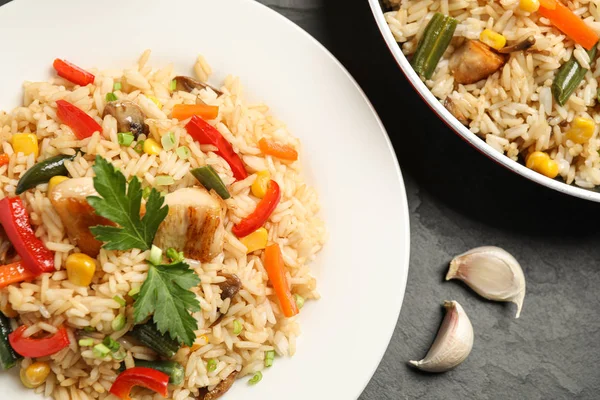 Köstliche Reispilaf Mit Huhn Und Gemüse Auf Schwarzem Tisch Nahaufnahme — Stockfoto