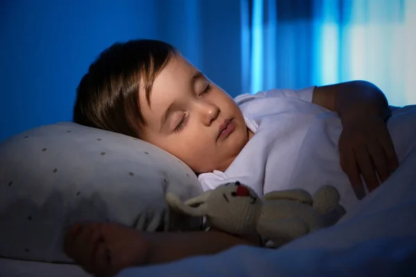 Bebé Bonito Dormindo Com Brinquedo Casa Hora Dormir — Fotografia de Stock