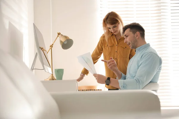 Diseñadores Profesionales Trabajando Juntos Una Oficina Moderna —  Fotos de Stock