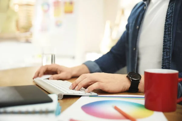 Designer Profissional Trabalhando Com Computador Escritório Close — Fotografia de Stock