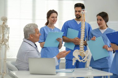Klinikte tıp öğrencilerine öğreten profesyonel ortopedist.