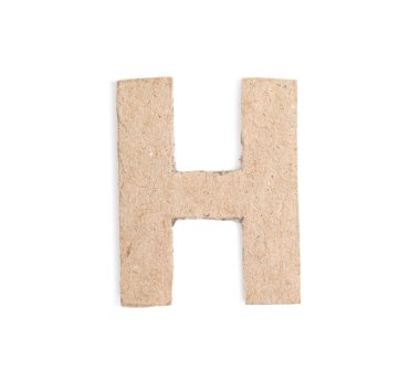 Kartondan yapılmış H harfi beyaza izole edilmiş.