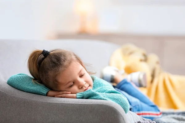 Petite Fille Mignonne Dormant Sur Canapé Maison — Photo