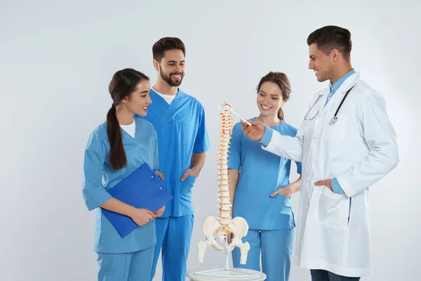 Professionele Orthopeed Met Menselijk Ruggengraat Model Die Medische Studenten Onderwijst — Stockfoto