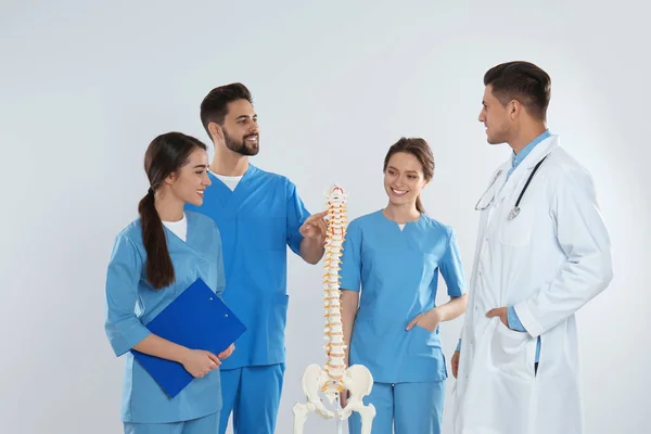 Professionele Orthopeed Met Menselijk Ruggengraat Model Die Medische Studenten Onderwijst — Stockfoto