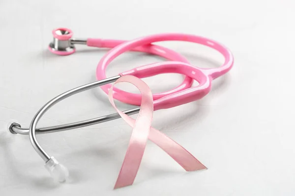 Rosa Band Och Stetoskop Ljusgrå Sten Bakgrund Närbild Begreppet Bröstcancer — Stockfoto