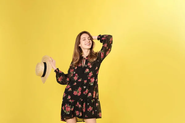 Ung Kvinna Bär Blommigt Tryck Klänning Med Halm Hatt Gul — Stockfoto