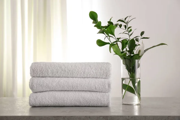Fresh Towels Green Branches Light Grey Stone Table Bathroom — Stock Photo, Image