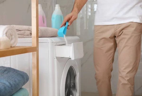 Man Häller Tvättmedel Tvättmaskin Låda Badrummet Närbild — Stockfoto