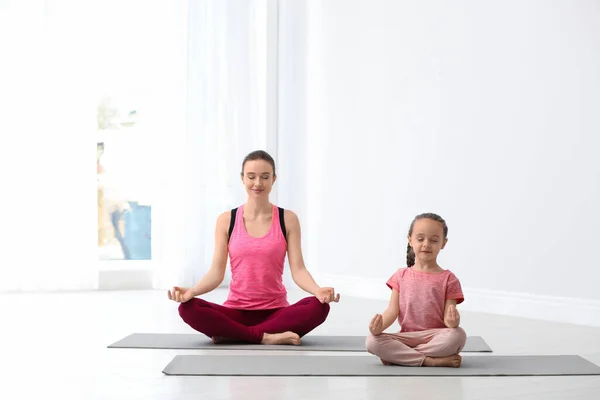 Madre Joven Con Hija Pequeña Practicando Yoga Casa — Foto de Stock