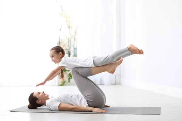 Jeune Mère Avec Une Petite Fille Pratiquant Yoga Maison — Photo