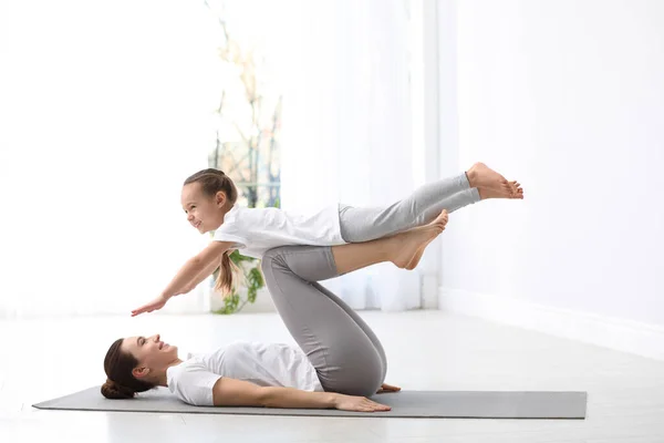 Madre Joven Con Hija Pequeña Practicando Yoga Casa — Foto de Stock