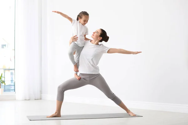 Jeune Mère Avec Une Petite Fille Pratiquant Yoga Maison — Photo