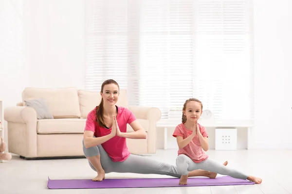 Mama Tanara Fiica Mai Mica Practicand Yoga Acasa — Fotografie, imagine de stoc