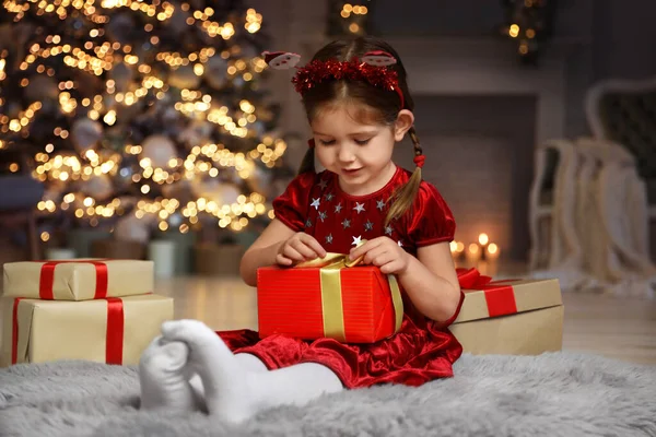 Cute Little Dziecko Prezentem Świątecznym Salonie — Zdjęcie stockowe