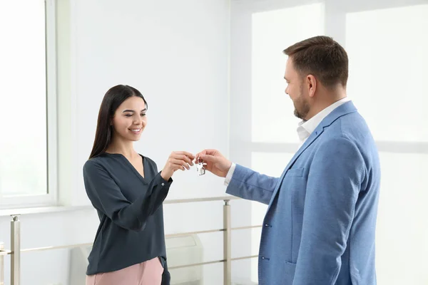 Immobilienmakler Übergibt Schlüssel Klient Neuer Wohnung — Stockfoto