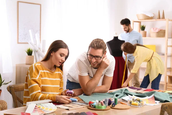 Diseñadores Moda Creando Ropa Nueva Estudio — Foto de Stock