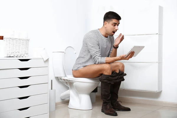 Homme Émotionnel Avec Tablette Assis Sur Bol Toilette Dans Salle — Photo