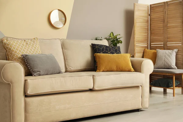 Sofá Moderno Cómodo Con Almohadas Interior Habitación Elegante Interior — Foto de Stock