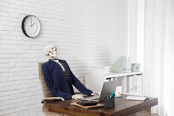 Menselijk Skelet Pak Met Behulp Van Laptop Aan Tafel Kantoor — Stockfoto