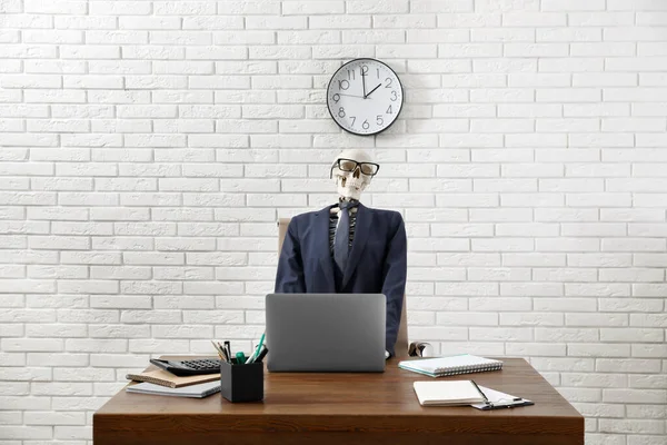 Human Skeleton Suit Using Laptop Table Office — Stock Photo, Image
