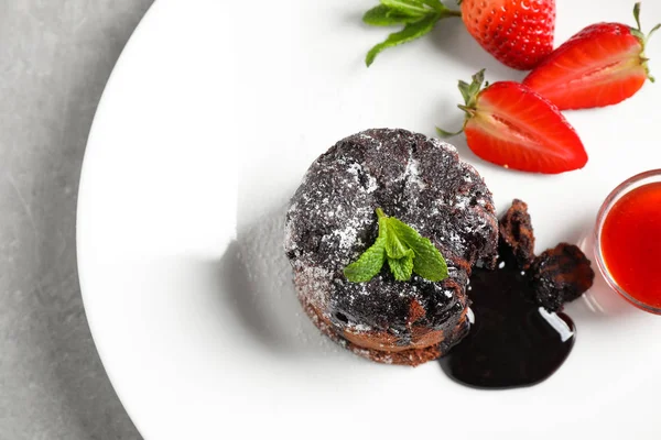 Deliziosa Torta Lava Calda Cioccolato Con Menta Fragole Sul Piatto — Foto Stock